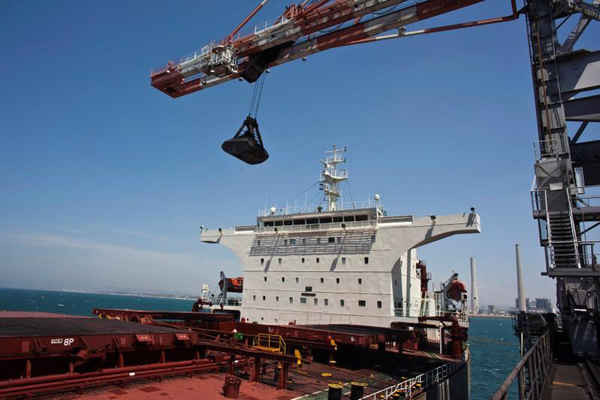 Một cần cẩu múc than từ một con tàu tại nhà máy nhiệt điện than Orot Rabin của Israel Electric Corp (IEC) trên bờ biển Địa Trung Hải gần thị trấn trung tâm Hadera, Israel vào ngày 24/4/2013. Ảnh: Nir Elias