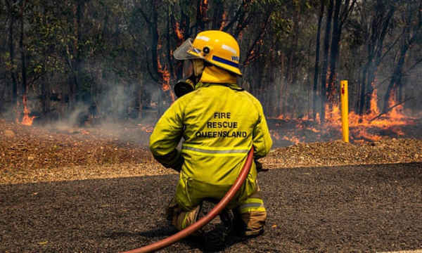 Cục Khí tượng và Tổ chức Nghiên cứu Khoa học và Công nghiệp Liên bang Úc (CSIRO) cho biết mùa cháy rừng của Úc kéo dài và nghiêm trọng hơn. Ảnh: Qfes Media