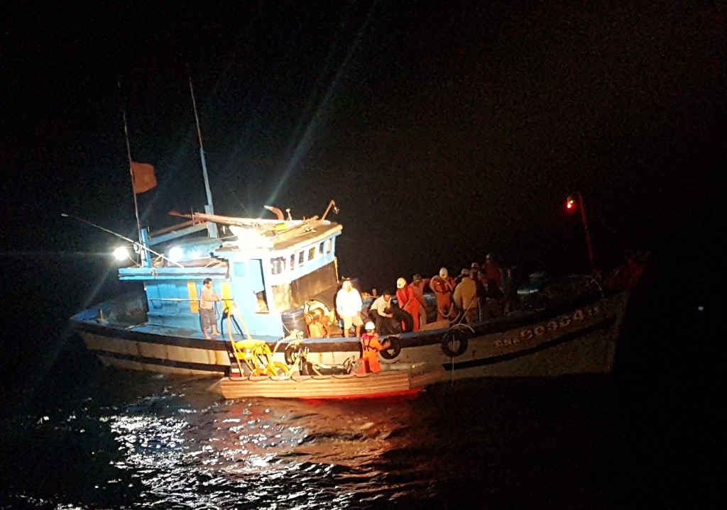 Các nạn nhân được đưa lên tàu SAR 412 trong đêm tối