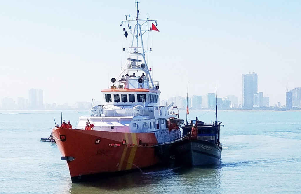 Tàu SAR 4112 đưa tàu cá và ngư dân gặp nạn về đất liền
