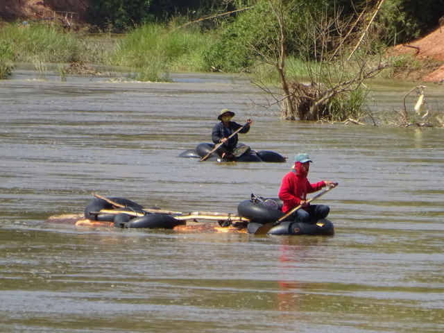 Kon Tum Truy bắt đoàn gỗ lậu ngang nhiên vượt sông giữa ban ngày2