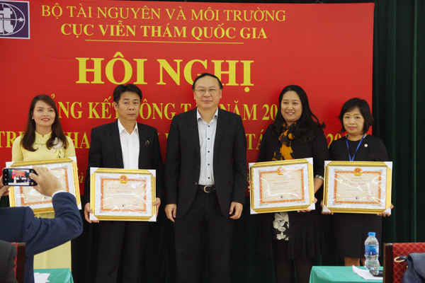 Thứ trưởng Bộ TN&MT Lê Công Thành tặng Bằng khen cho các cá nhân của Cục Viễn thám quốc gia có thành tích xuất sắc trong năm 2017