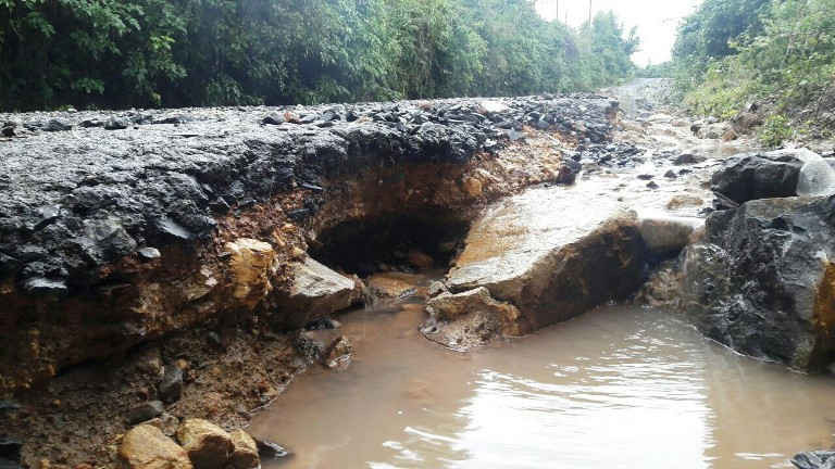 Những trận mưa lớn kéo dài trong thời gian qua, đã khiến tuyến đường ĐT 601 (thuộc địa bàn 2 xã Hòa Liên và Hòa Bắc, huyện Hòa Vang, TP. Đà Nẵng) tiếp tục hư hỏng nặng