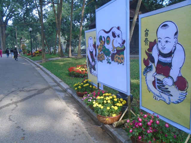 Những bức tranh Đông hồ cũng được sắp đặt rổ hoa