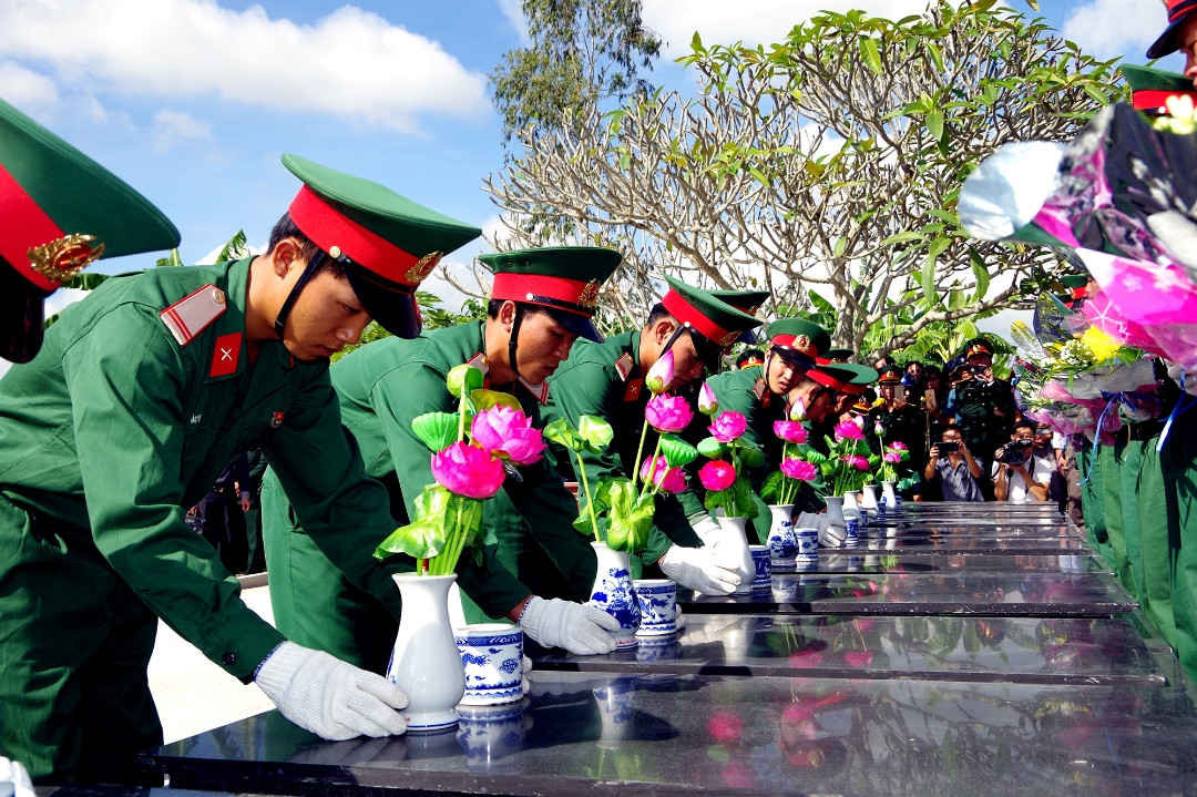 Một số hình ảnh tại buổi lễ đón, truy điệu, an táng 45 hài cốt liệt sĩ tại Nghĩa trang Liệt sĩ ở An Khê (7)