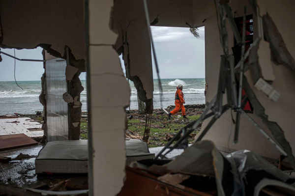 Một người cứu hộ tìm kiếm các nạn nhân sóng thần ở Carita, Indonesia. Ảnh: Fauzy Chaniago / AP