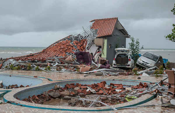 Các mảnh vỡ vụn từ ngôi nhà bị thiệt hại do sóng thần ở Indonesia. Ảnh: Fauzy Chaniago / AP