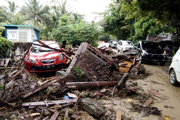 Một chiếc xe bị hư hại được nhìn thấy giữa đống đổ nát từ các tòa nhà dọc theo bãi biển Carita của Indonesia vào ngày 23/12/2018, một ngày sau khi khu vực này bị sóng thần tấn công sau khi núi lửa Krakatoa phun trào. Ảnh: SEMI / AFP / AFP / Getty Images