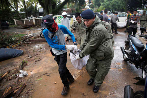 Các thành viên đội cứu hộ khiêng thi thể của một nạn nhân sóng thần ở Banten, Indonesia vào ngày 23/12/2018. Ảnh: Antara Foto / Reuters