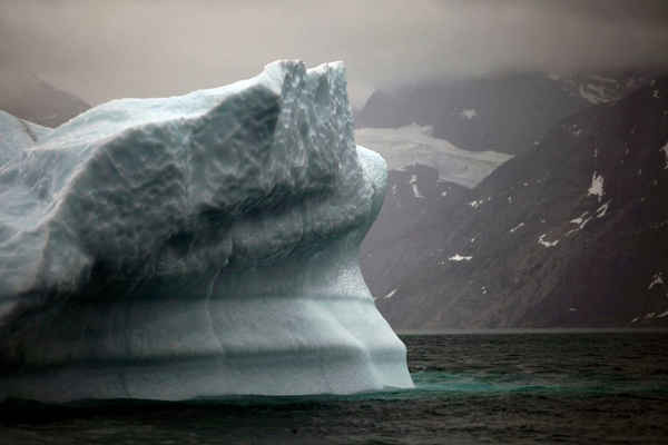 Một tảng băng tan chảy trôi nổi dọc trên một vịnh hẹp dẫn ra khỏi rìa dải băng Greenland gần Nuuk, Greenland vào năm 2011. Ảnh: Brennan Linsley / AP