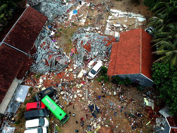 Hình ảnh chụp từ trên không cho thấy các tòa nhà bị hư hại ở Carita, Indonesia vào ngày 23/12/2018, một ngày sau khi khu vực này bị núi lửa Krakatoa phun trào. Ảnh: Azwar Ipank / AFP / Getty Images