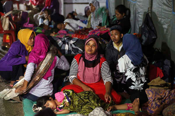 Những người sống sót sau thảm họa tập trung tại nơi trú ẩn tạm thời ở Tanjung Lesung, Indonesia vào ngày 23/12/2018. Ảnh: Achmad Ibrahim / AP
