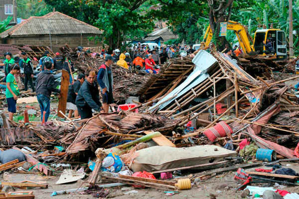 Người dân kiểm tra một ngôi nhà bị thiệt hại do sóng thần ở Carita, Indonesia vào ngày 23/12/2018. Ảnh: AP