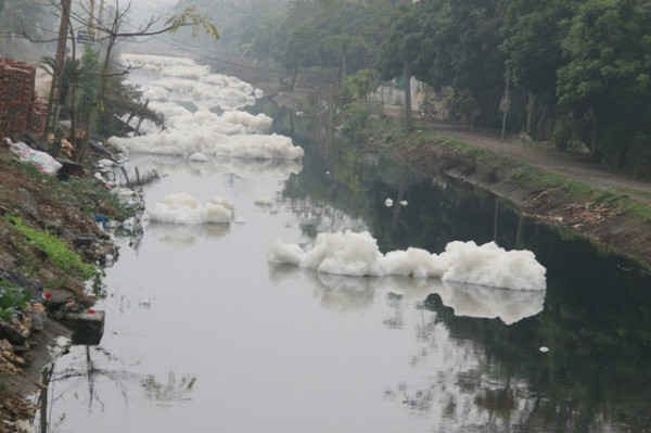 ô nhiễm nước sông 1