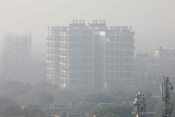 Một tòa chung cư bị che phủ trong sương khói ở New Delhi, Ấn Độ vào ngày 25/12/2018. Ảnh: REUTERS / Altaf Hussain