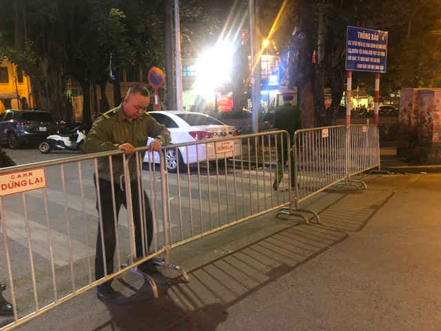 Từ 18 giờ khu đầu phố Quang Trung đã được rào lại ngăn các tiện đi vào gây tặc nghẽn giao thông