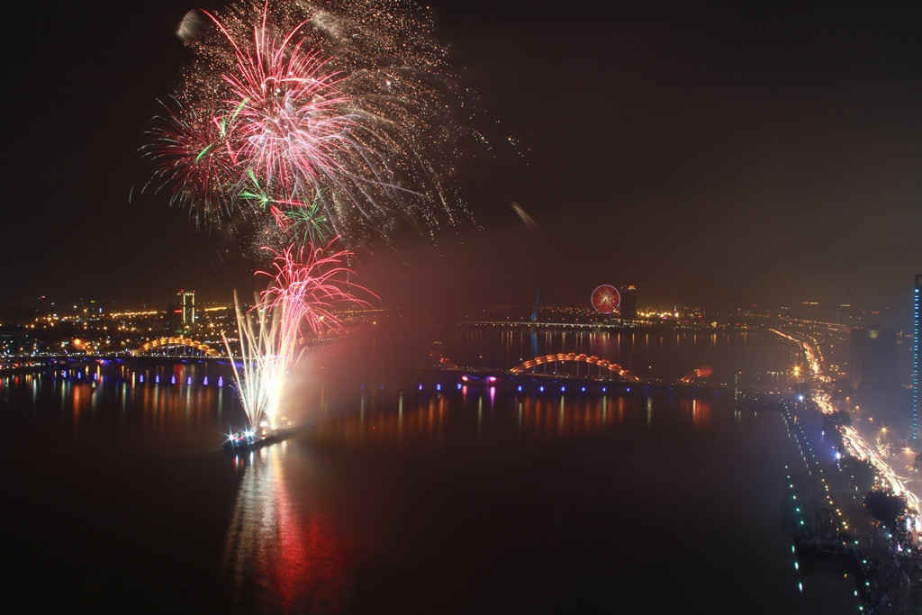 Bắn pháo hoa với thời lượng 15 phút chào mừng kỷ niệm 22 năm TP. Đà Nẵng trực thuộc Trung ương và chào năm mới 2019