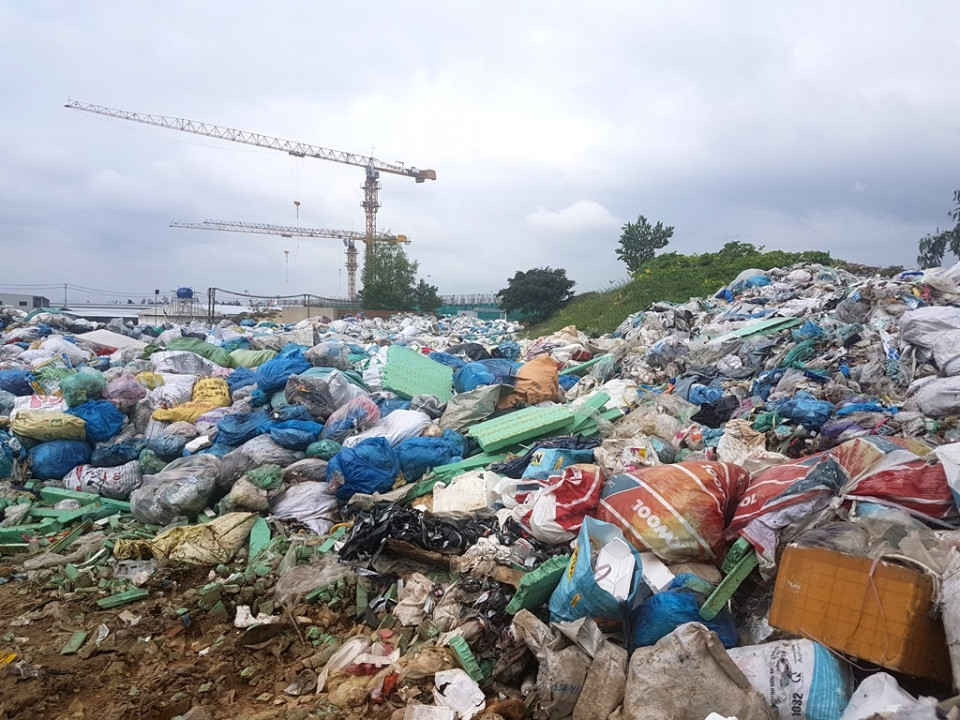 Bãi rác thải của xã Duy Hải cạnh công trình xây dựng khu nghỉ dưỡng