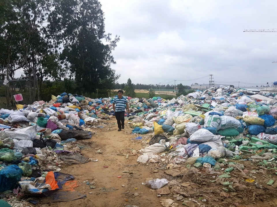 Bãi rác hiện tồn hàng trăm tấn rác thải