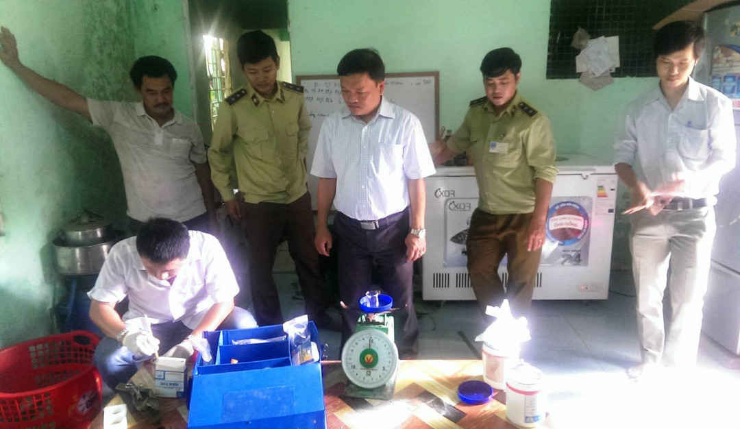 Đoàn kiểm tra liên ngành 389 Quảng Nam kiểm tra một cơ sở sản xuất giò chả tại TP.Tam Kỳ