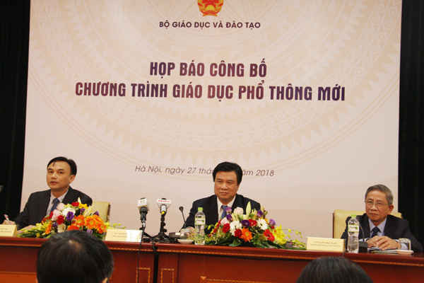 Thứ trưởng Bộ GD&ĐT Nguyễn Hữu Độ (ở giữa), ông Nguyễn Văn Lộc (bên trái) - Chánh văn phòng Bộ GD&ĐT và GS Nguyễn Minh Thuyết, Tổng Chủ biên chương trình GDPT chủ trì buổi họp báo