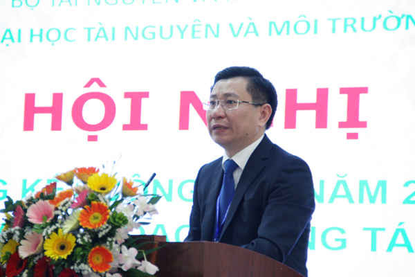 PGS. TS Hoàng Anh Huy – Phó Hiệu trưởng trường Đại học TN&MT Hà Nội báo cáo tóm tắt tổng kết công tác năm 2018 và triển khai phương hướng nhiệm vụ năm 2019