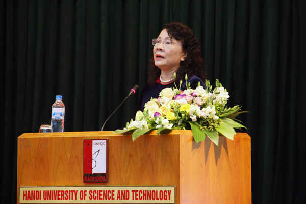 Thứ trưởng Bộ GD&ĐT Nguyễn Thị Nghĩa phát biểu tại hội nghị