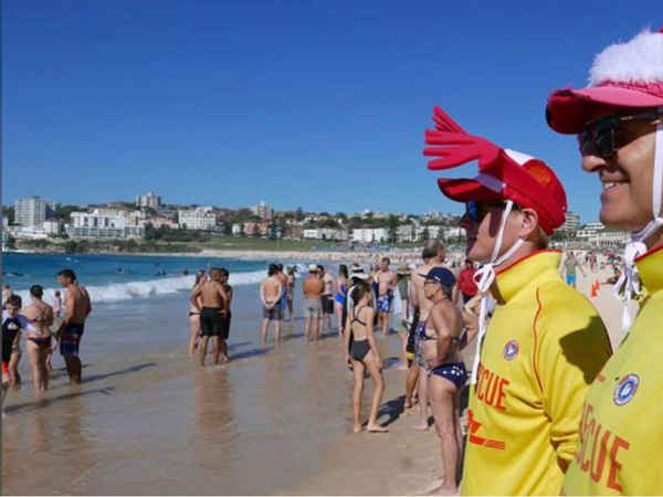 Những người cứu đắm tình nguyện ở bãi biển thuộc Câu lạc bộ cứu hộ lướt sóng Bắc Bondi đang để mắt đến những người bơi lội trong ngày Giáng sinh trên bãi biển Bondi, Sydney, Úc, ngày 25/12/2018. Ảnh: Reuters / Jill Gralow / File Photo