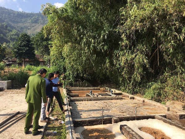 Tổ kiểm tra UBND huyện Phù Yên kiểm tra, xử lý vi phạm ô nhiễm môi trường với 7 cơ sở.