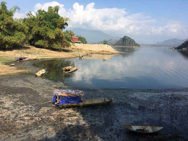 Các cơ sở có hành vi xả thải trực tiếp ra sông Đà