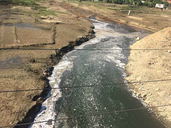 Các cơ sở có hành vi xả thải trực tiếp ra sông Đà
