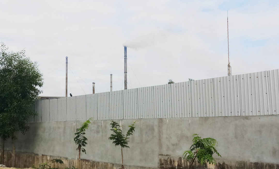 Tường rào được nhà máy dựng nên để giảm mùi hôi cho khu dân cư 