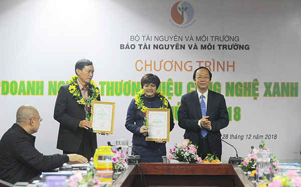 Thứ trưởng Bộ Tài nguyên và Môi trường Võ Tuấn Nhân trao giấy chứng nhận cho các Doanh nghiệp, thương hiệu công nghệ xanh 