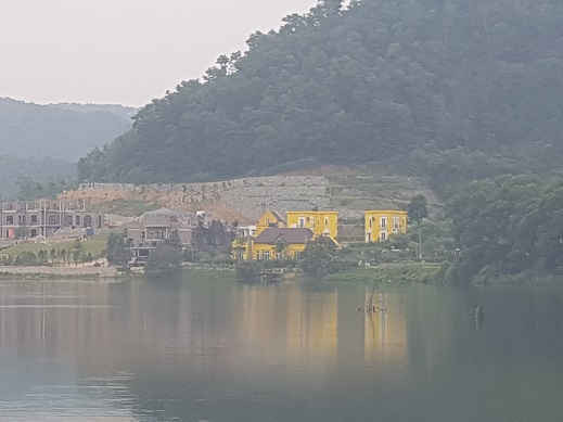 Một loạt công trình đang xây dựng tại khu vực hồ Đồng Đò (xã Minh Trí) đang được xã xin để chuyển đổi (Ảnh Lê Xuân - Quán Dũng)
