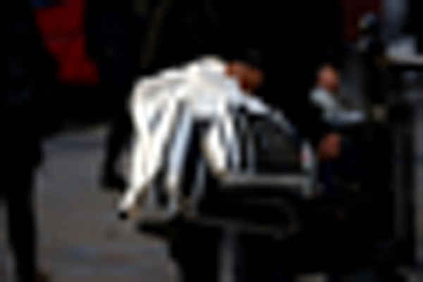 Người mua sắm sử dụng túi nhựa ở West End, London, Anh vào ngày 27/12/2018. Ảnh: Reuters / Henry Nicholls