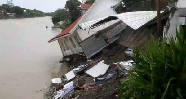 Một ngôi nhà bị phá hủy sau khi áp thấp nhiệt đới đổ bộ Daet, Camarines Norte, Philippines vào ngày 30/12. Ảnh: Reuters