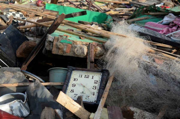 Các mảnh vỡ sau thiệt hại sóng thần tại eo biển Sunda ở làng Kunjir, Nam Lampung, Indonesia vào ngày 28/12/2018. Ảnh: Antara Foto / Ardiansyah