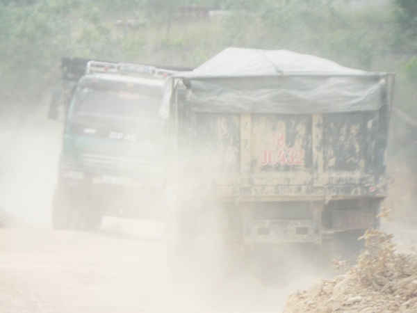 Xe tải chở đất hoạt động trái phép chạy rầm rập trên đường nhưng chính quyền không biết