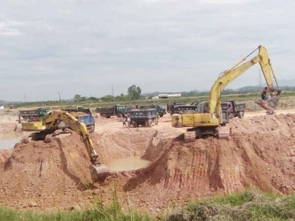 Hoạt động khai thác đất của Công ty Tuấn Đạt cung cấp nguyên liệu cho nhà máy gạch dưới danh nghĩa phục vụ xây dựng NTM