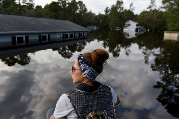 Một thành viên của đội tìm kiếm và cứu hộ tình nguyện chèo thuyền để kiểm tra nhà cho động vật mắc kẹt trong nước lũ sau khi bão Florence tấn công Burgaw, Bắc Carolina, vào ngày 21/9. Ảnh: Callaghan O'Hare / Bloomberg qua Getty Images