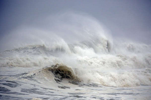 Sóng vỗ trước cơn bão Michael ở bãi biển thành phố Panama, Florida vào ngày 10/10. Ảnh: Luke Sharrett / Bloomberg qua Getty Images