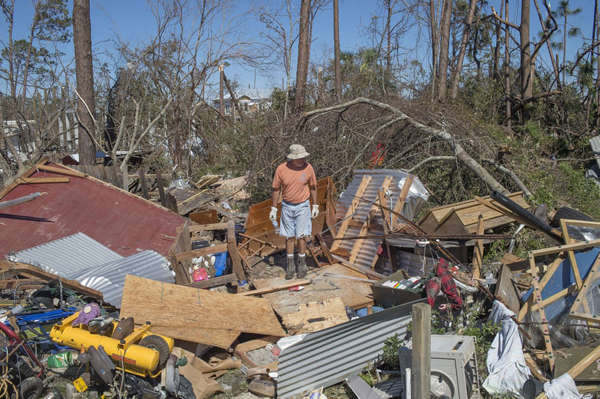 Một người dân quan sát các mảnh vỡ sau khi bão Michael tấn công Mexico Beach, Florida vào ngày 12/10. Cơn bão khiến ít nhất 60 người chết. Ảnh: Zack Wittman / Bloomberg qua Getty Images