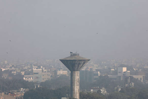 Các tòa nhà bị che phủ trong sương khói ở New Delhi. Ảnh: Reuters