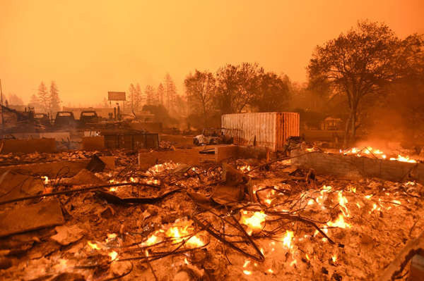 Các doanh nghiệp bị thiêu rụi dưới bầu trời khói bụi ở Paradise, California vào ngày 9/11. Ảnh: Josh Edelson / AFP / Getty Images
