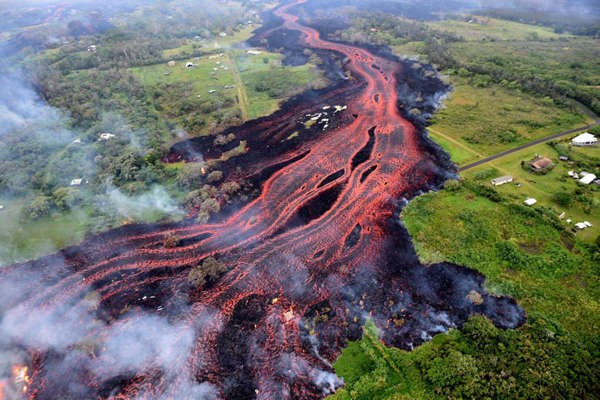 Tro bụi bốc lên từ khu rừng sau vụ phun trào núi lửa lớn Kilauea ở Hawaii vào ngày 22/5. Ảnh: USGS / Handout / Anadolu Agency/ Getty Images