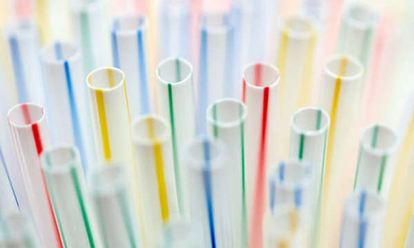 Ống hút nhựa. Bộ trưởng Giáo dục Anh Damian Hinds cho biết việc giảm sử dụng nhựa “rõ ràng là một vấn đề quan trọng và kịp thời”. Ảnh: Hayoung Jeon / EPA