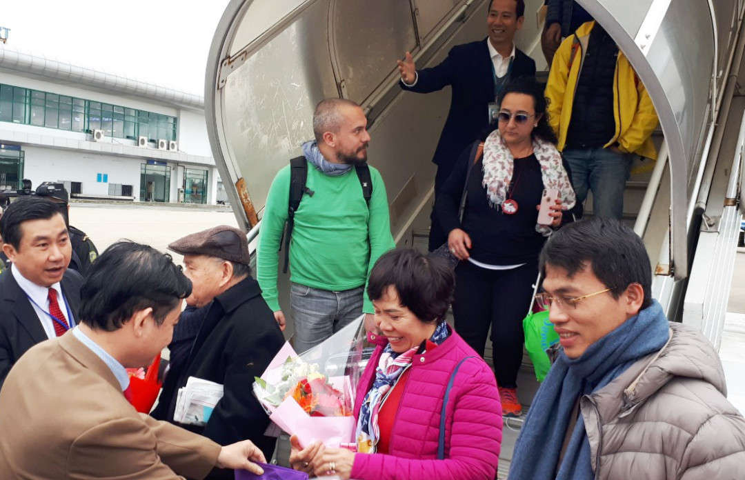 Lãnh đạo Thừa Thiên Huế tiếp đón những vị khách đầu tiên đến Cố đô khi vừa xuống sân bay