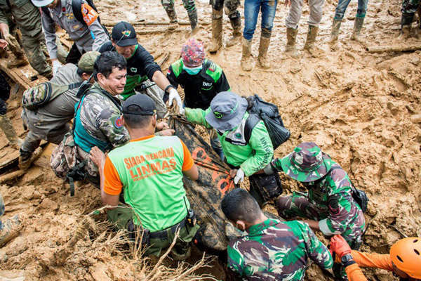 Nhân viên cứu hộ mang theo túi đựng thi thể nạn nhân sau vụ lở đất tại huyện Cisolok ở Sukabumi, tỉnh Tây Java, Indonesia vào ngày 1/1/2019. Ảnh: Antara Foto / Nurul Ramadhan