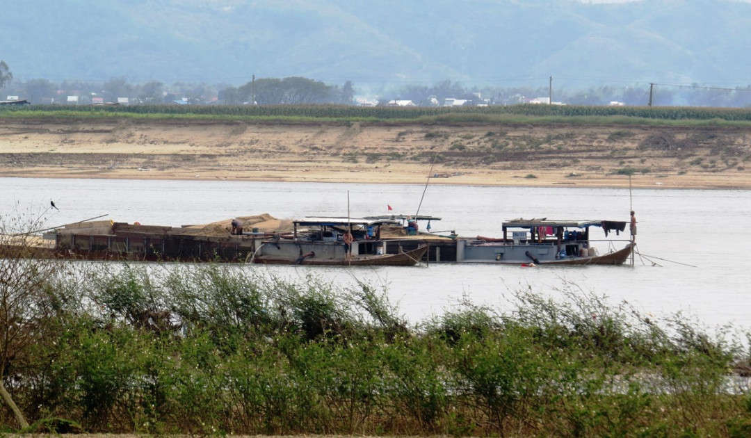 Hoạt động khai thác cát, sỏi lòng sông ở Quảng Nam hiện nay rất khó kiểm soát