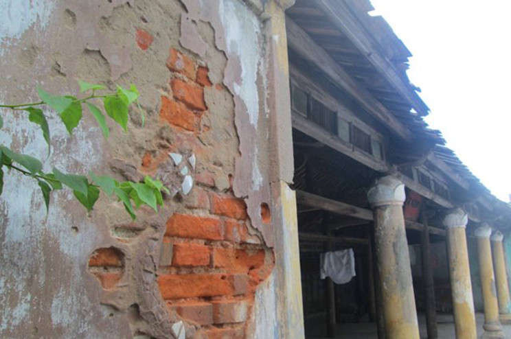 Nhiều mảng tường ở đình làng An Cựu bong tróc 